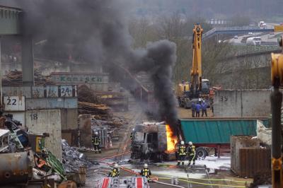 Plochingen: Lkw brennt bei Kaartsch Schrott- und Metallhandel in Plochingen aus - Vermutlich techn. Defekt